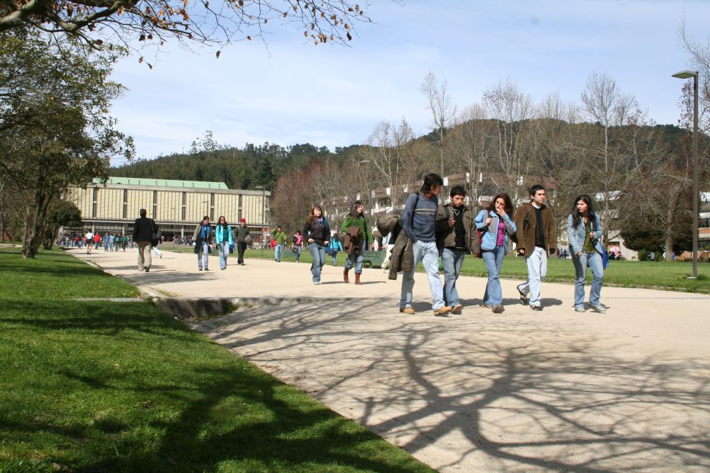 personas caminando por campus concepción udec